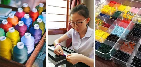 阜昌典当行销售人员，为顾客编制黄金手绳