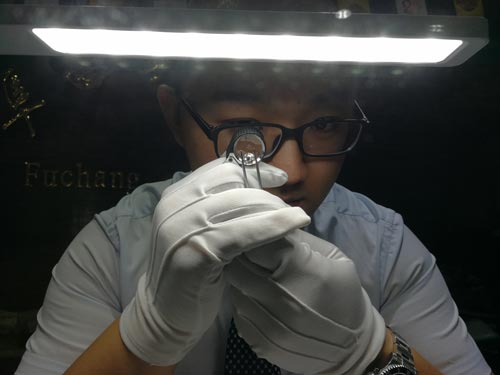 进出典当行的年轻人越来越多，到底是什么吸引了他们？